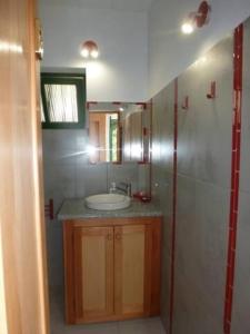 PombasCottage na Ribeira do Paúl的一间带水槽和镜子的浴室