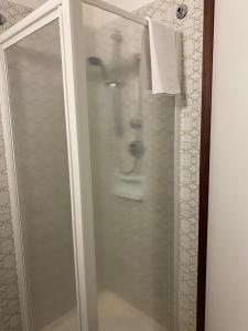 索威拉托玛里纳格里乌丽维酒店的浴室里设有玻璃门淋浴