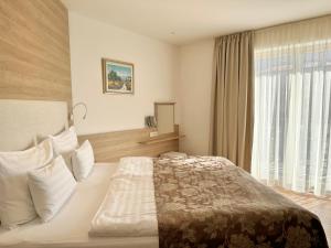 塞扎纳Boutique Hotel Grahor的酒店客房设有床和窗户。