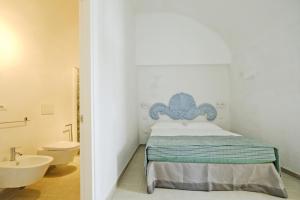 乌真托Corte Scarcia的一间卧室配有床、水槽和卫生间