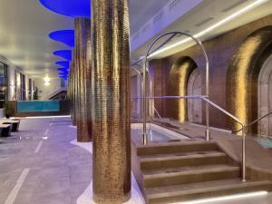 兰哈龙兰哈隆巴尔尼里奥酒店的楼梯楼里一个大柱子
