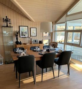 莫斯费德斯拜尔Paradise near Reykjavik w. Sauna - Northern Lights的一间带木桌和椅子的用餐室
