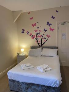 JarrowThe Old Rectory的卧室配有一张床上的蝴蝶壁床。