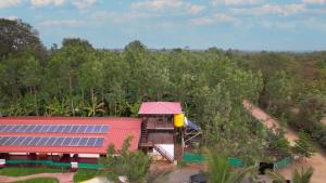 GonikoppalHatti Eden Coorg的房屋的顶部景色,上面设有太阳能电池板