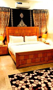 伊斯兰堡BED & Breakfast ISLAMABAD的一间卧室配有一张大木床。