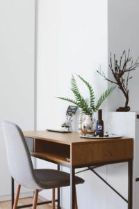 韦伯斯卡Mediteran Hvar - Modern Rooms and Restaurant, B&B的一张带椅子和植物的木桌