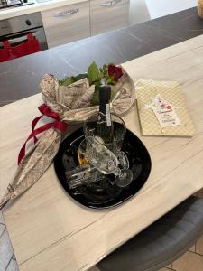 维泰博Casa medievale Il Rifugio di Olimpia的桌子上装有一瓶葡萄酒和眼镜的盘子