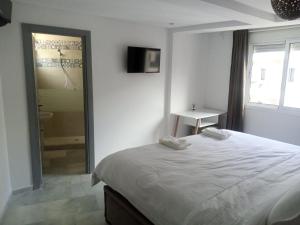 非斯Nouvel appartement climatisé的一间卧室配有一张床,浴室设有淋浴。