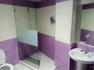 非斯Nouvel appartement climatisé的一间带水槽和玻璃淋浴的浴室