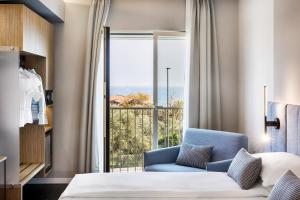 托斯科拉诺-马德尔诺Reflection Boutique Hotels的一间卧室设有蓝色椅子和大窗户