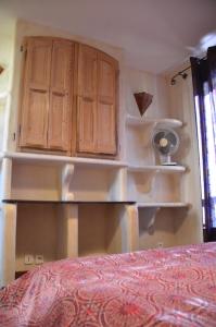 土伦Portman cosy的一间卧室设有木制橱柜和一张红色的床。