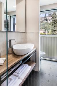 托斯科拉诺-马德尔诺Reflection Boutique Hotels的一间带水槽和镜子的浴室