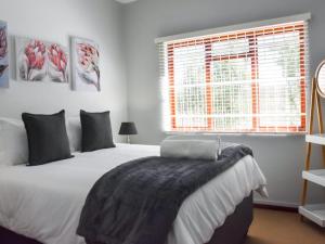 博福特西De Hoek Selfsorg Eenhede的卧室设有一张白色大床和一扇窗户。