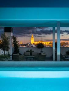 塞维利亚nQn Aparts & Suites Sevilla的从建筑屋顶可欣赏到城市美景