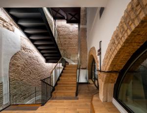 塞维利亚nQn Aparts & Suites Sevilla的砖墙建筑中的楼梯