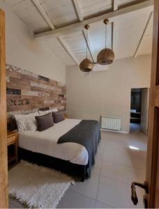 Vista FloresCARASUR的卧室配有一张床,墙上有两个篮子