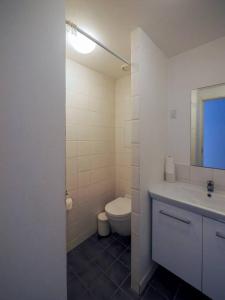 Simple & cosy flat -2 minutes to Nuuks Plads metro的一间浴室