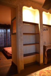 土伦Portman cosy的一间设有书架的客房,位于一间设有床铺的房间