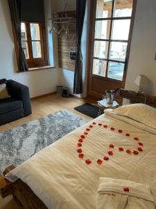莱森路乐榛子度假屋的一张床上有一大堆红玫瑰