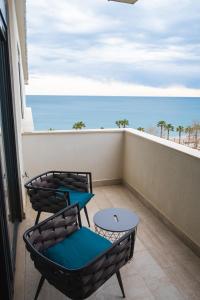 安塔利亚ONLY ONE Suites & Residences的阳台配有椅子,享有海景。