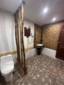 班柯木Koh Mook Mountain view的一间带卫生间和水槽的浴室