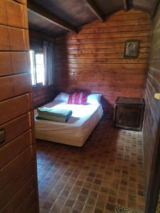 贝尼迈拉勒Auberge Ramz's的小木屋内的小房间,配有一张床