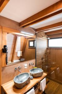 布朗Aruna Bran的一间带两个盥洗盆和淋浴的浴室