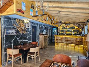 潘尼希特Algara hut的一间带桌椅的餐厅和酒吧