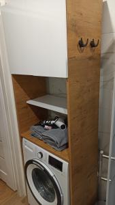 沃姆扎Underground Apartament的小房间里的洗衣机和烘干机