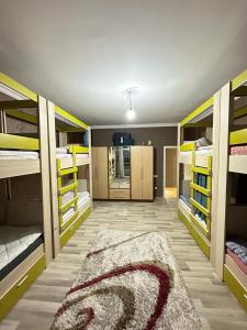 巴库CHEMPION HOSTEL BAKU的带多张双层床和地毯的客房