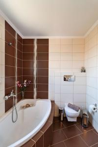 克拉法吉亚Sweet Dreams的带浴缸和卫生间的浴室。