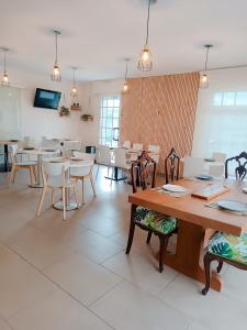坎加斯德穆拉索罗德拉玛2A公寓的一间用餐室,内设桌椅