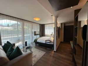 阿皮亚诺苏拉斯特拉达Appius Design Suites B&B - ADULTS ONLY的一间卧室设有一张床和一个大窗户