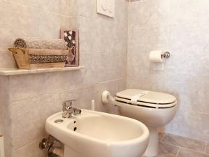 阿尔盖罗Voce Del Mare - sea view- Alghero Airport的白色的浴室设有卫生间和水槽。