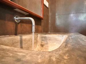 WatumullaThe Lovina Place的浴室内带水水龙头的盥洗盆