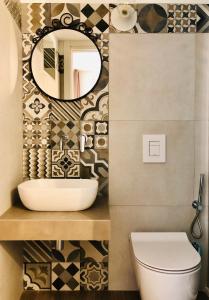 巴里Atipico B&B的一间带水槽和镜子的浴室