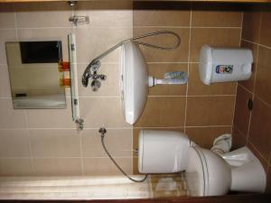 卡洛费尔查德卡旅馆的带淋浴、卫生间和盥洗盆的浴室