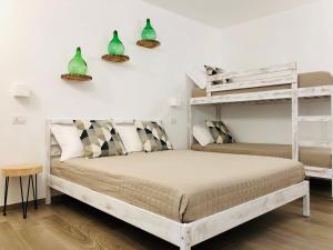 巴里Atipico B&B的两张双层床,墙上挂着绿花瓶