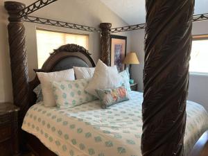 雷丁Beautiful and Relaxing Guest House!!的一间卧室配有一张带枕头的天蓬床。