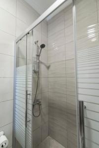 安曼Jubeiha View Apartments的浴室里设有玻璃门淋浴