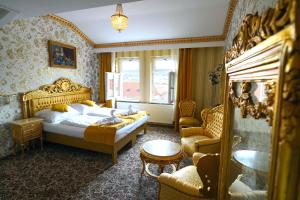 布拉格布拉格老城利里沃瓦酒店的卧室配有一张床和一张桌子及椅子