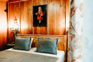 加尔米施-帕滕基兴安塔拉丝豪华酒店的卧室配有一张挂在墙上的床铺