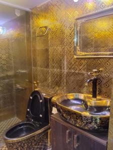 达卡Stunning 1-Bed Apartment in Dhaka close to airport的一间带水槽和镜子的浴室