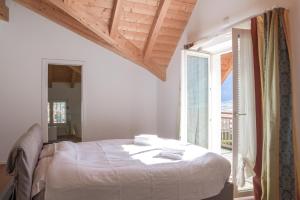 莱维科特尔梅Casa Riccardo的一间卧室设有一张床和一个大窗户