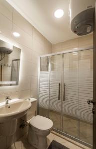 安曼Jubeiha View Apartments的带淋浴、卫生间和盥洗盆的浴室
