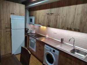 陶尔Ca de Callet - planta baixa的厨房配有洗衣机和水槽