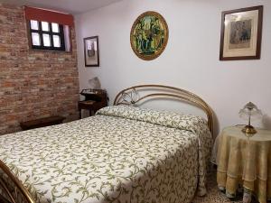SonninoCasa fra gli ulivi di Giuseppe的一间卧室配有一张床和一张桌子