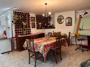 SonninoCasa fra gli ulivi di Giuseppe的一间带桌子和酒窖的用餐室