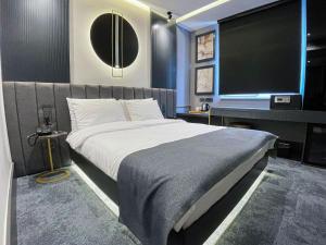 MELLDAY HOTEL的一间卧室配有一张大床和一台平面电视