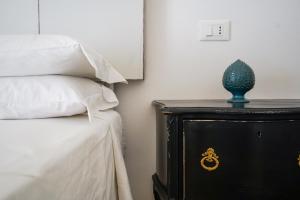 孔卡斯普奇拉马塞里亚塔斯帕蒂旅馆的一间卧室配有一张床和一张桌子,上面有花瓶